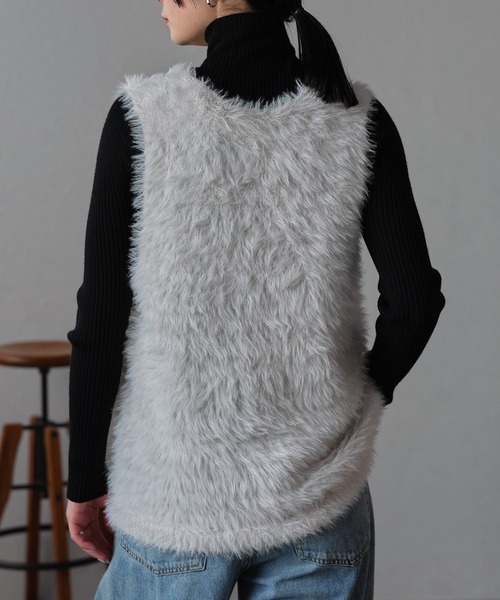 r.（アールドット）の「フェザーヤーン　フロント釦ベスト（ベスト・レディース・オフホワイト/グレー/チャコールグレー・FREE）」の5枚目の写真