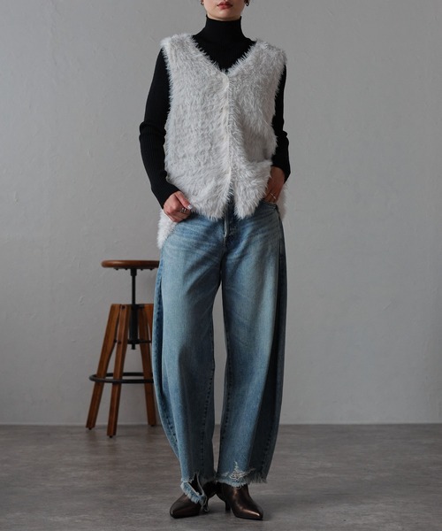 r.（アールドット）の「フェザーヤーン　フロント釦ベスト（ベスト・レディース・オフホワイト/グレー/チャコールグレー・FREE）」の6枚目の写真