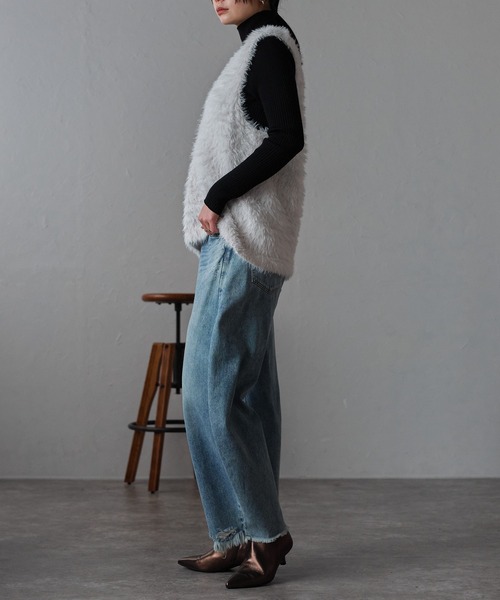 r.（アールドット）の「フェザーヤーン　フロント釦ベスト（ベスト・レディース・オフホワイト/グレー/チャコールグレー・FREE）」の7枚目の写真