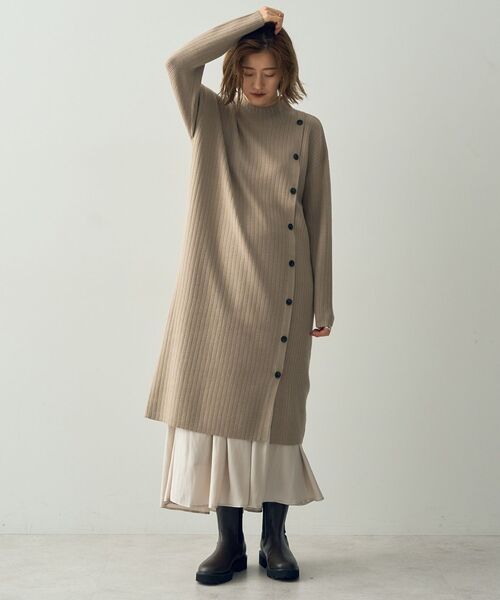 YECCA VECCA（イェッカヴェッカ）の「釦デザインハイネックニットワンピ-ス（ワンピース・レディース・ベージュ/ネイビー/ラベンダー・FREE）」の5枚目の写真