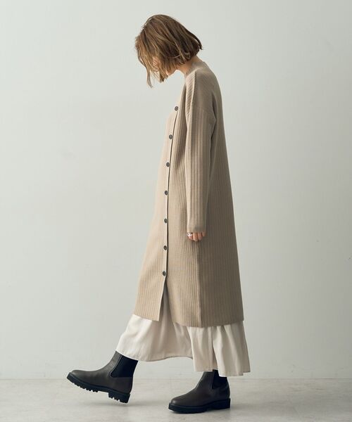 YECCA VECCA（イェッカヴェッカ）の「釦デザインハイネックニットワンピ-ス（ワンピース・レディース・ベージュ/ネイビー/ラベンダー・FREE）」の6枚目の写真