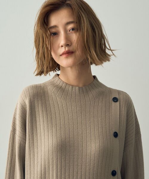 YECCA VECCA（イェッカヴェッカ）の「釦デザインハイネックニットワンピ-ス（ワンピース・レディース・ベージュ/ネイビー/ラベンダー・FREE）」の10枚目の写真