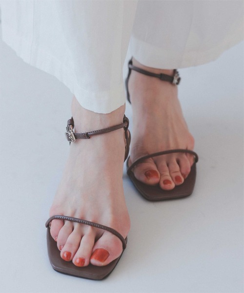 titivate（ティティベイト）の「スクエアトゥストラップサンダル（サンダル・レディース・ブラウン/オレンジ/ゴールド/シルバー/ブラック・LL/L/M/S）」の3枚目の写真