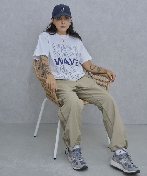 WAVE CITY(ウェイブシティ)の「【WAVECITY/ウェイブシティ】WAVE CITY Continuos logo Tee/コットン100%ユニセックスWAVE ロゴデザインTee(Tシャツ/カットソー・メンズ・ブラック/ブラウン/ホワイト・X-LARGE/LARGE/MEDIUM)」の1枚目の写真