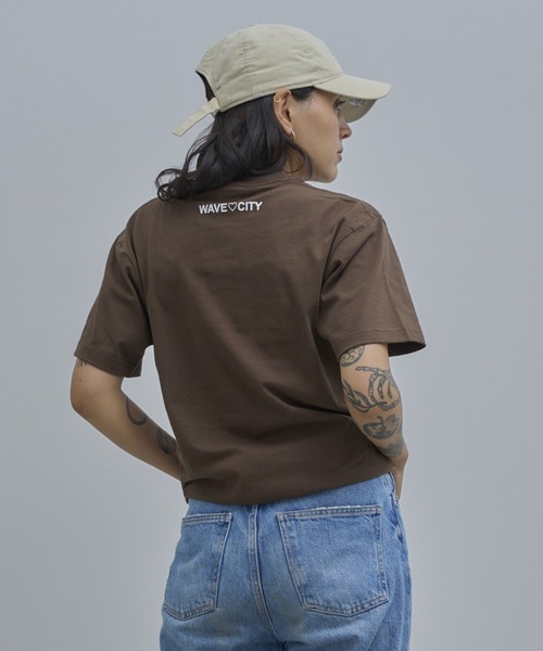WAVE CITY(ウェイブシティ)の「【WAVECITY/ウェイブシティ】WAVE CITY Continuos logo Tee/コットン100%ユニセックスWAVE ロゴデザインTee(Tシャツ/カットソー・メンズ・ブラック/ブラウン/ホワイト・X-LARGE/LARGE/MEDIUM)」の7枚目の写真