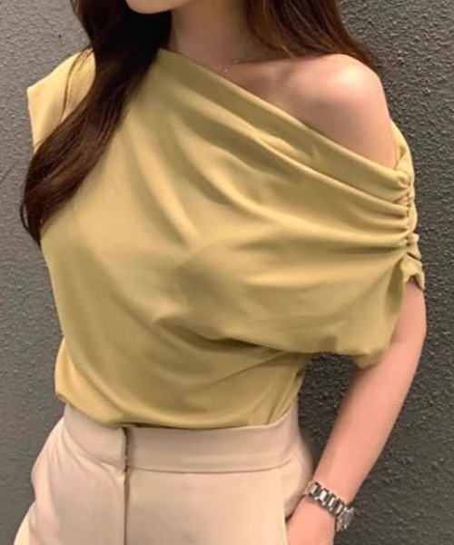 efill(エフィル)の「ハーフ オフショルダー ブラウス / カットソー(Tシャツ/カットソー・レディース・ホワイト/ブラック/イエロー・FREE)」の1枚目の写真