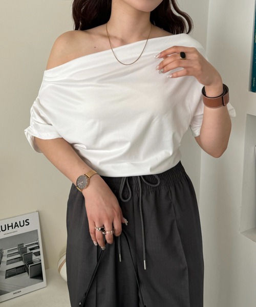 efill(エフィル)の「ハーフ オフショルダー ブラウス / カットソー(Tシャツ/カットソー・レディース・ホワイト/ブラック/イエロー・FREE)」の4枚目の写真