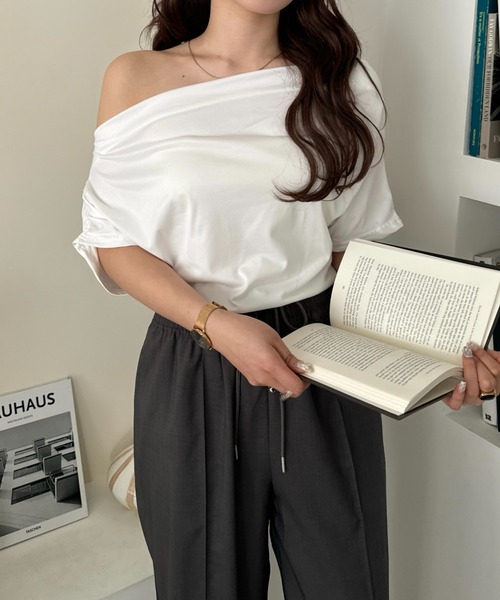 efill(エフィル)の「ハーフ オフショルダー ブラウス / カットソー(Tシャツ/カットソー・レディース・ホワイト/ブラック/イエロー・FREE)」の7枚目の写真