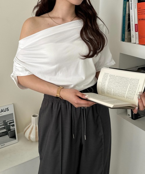 efill(エフィル)の「ハーフ オフショルダー ブラウス / カットソー(Tシャツ/カットソー・レディース・ホワイト/ブラック/イエロー・FREE)」の8枚目の写真