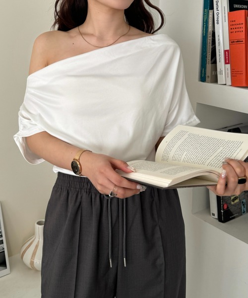 efill(エフィル)の「ハーフ オフショルダー ブラウス / カットソー(Tシャツ/カットソー・レディース・ホワイト/ブラック/イエロー・FREE)」の16枚目の写真