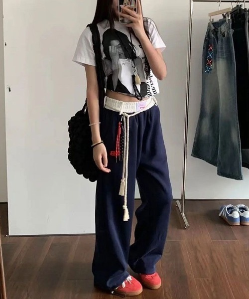 Ritzy(リッツィー)の「ストラップチャーム付き ウエスト配色 スウェットワイドパンツ(スウェットパンツ・レディース・ブラック/オートミール/ネイビー・M/L)」の4枚目の写真