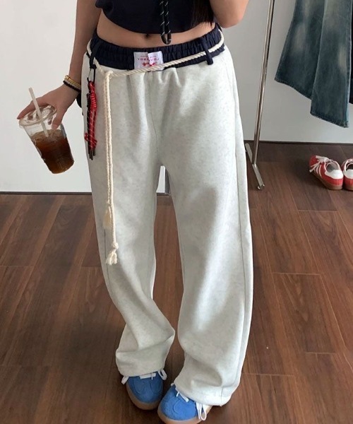 Ritzy(リッツィー)の「ストラップチャーム付き ウエスト配色 スウェットワイドパンツ(スウェットパンツ・レディース・ブラック/オートミール/ネイビー・M/L)」の5枚目の写真