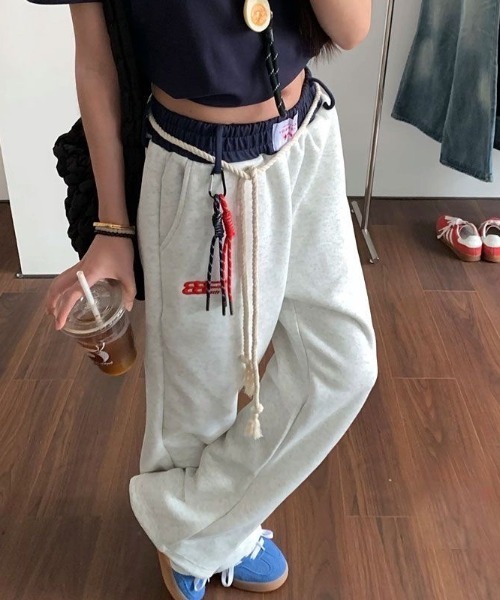 Ritzy(リッツィー)の「ストラップチャーム付き ウエスト配色 スウェットワイドパンツ(スウェットパンツ・レディース・ブラック/オートミール/ネイビー・M/L)」の6枚目の写真