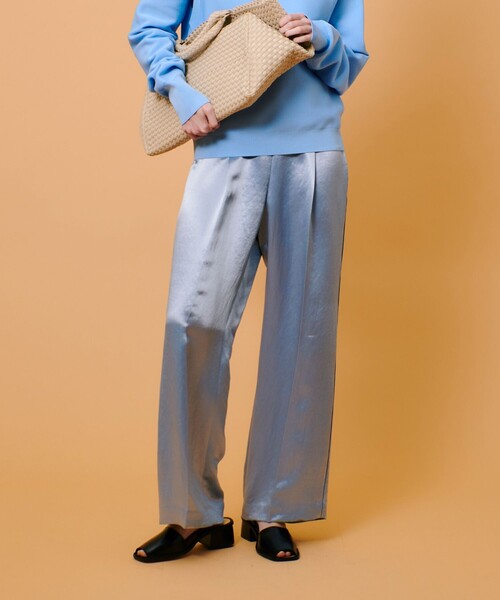 allureville(アルアバイル)の「アセテートサテンタックパンツ(その他パンツ・レディース・ライトブルー/ブラック・2/1)」の1枚目の写真