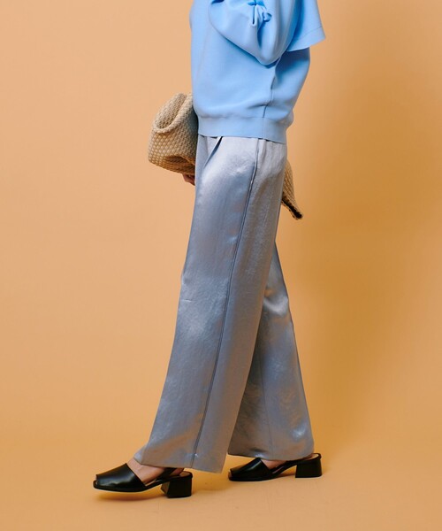 allureville(アルアバイル)の「アセテートサテンタックパンツ(その他パンツ・レディース・ライトブルー/ブラック・2/1)」の4枚目の写真