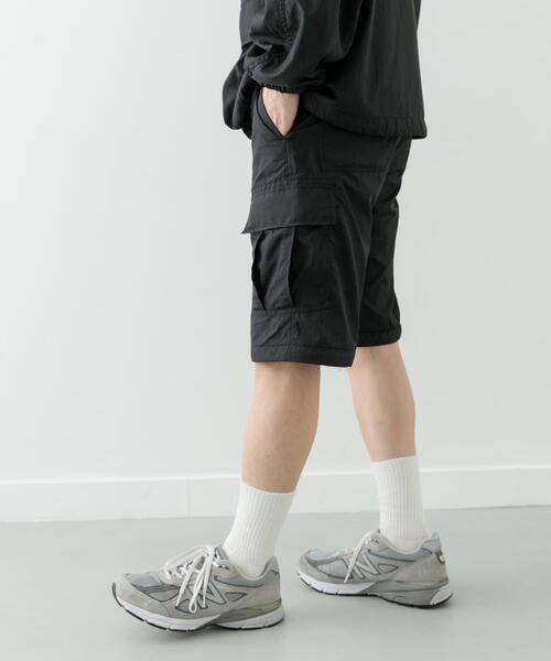 ITEMS URBANRESEARCH(アイテムズ アーバンリサーチ)の「『セットアップ対応』スーパーライトナイロン2wayカーゴパンツ(その他パンツ・メンズ・ブラック/チャコールグレー・MEDIUM/LARGE)」の6枚目の写真