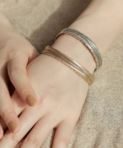Three Four Time（ｽﾘｰﾌｫｰﾀｲﾑ）の「【LIMITED NUMBER/リミテッドナンバー】Vintage Like フェザーハーフバングル（バングル/リストバンド・レディース・シルバー/ゴールド・FREE）」の4枚目の写真