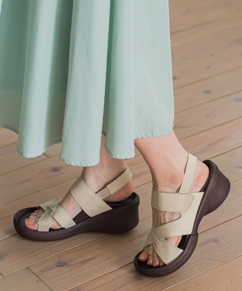 Re:getA(リゲッタ)の「Re:getA R2682 クロスベルトウェッジサンダル(サンダル・レディース・ライトブルー/ブラック/ブラック×ブラック/マスタード/アイボリー/レッド/ピンク・LL/S/L/M)」の2枚目の写真