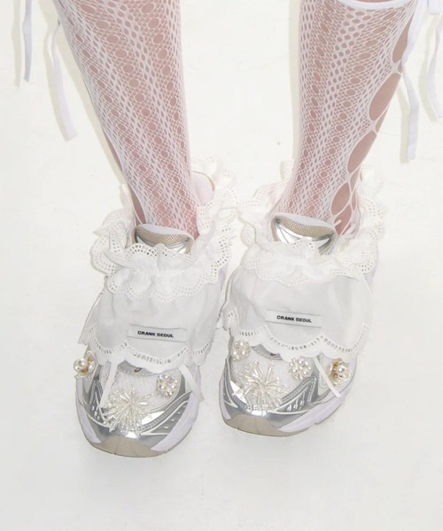 CRANK（クランク）の「A'GEM/9 × .kom 『CRANK/クランク』 COTTON FRILL SHOE COVER/コットンフリルシューカバー（シューズアクセサリー・レディース・ホワイト/ブラック・FREE）」の2枚目の写真