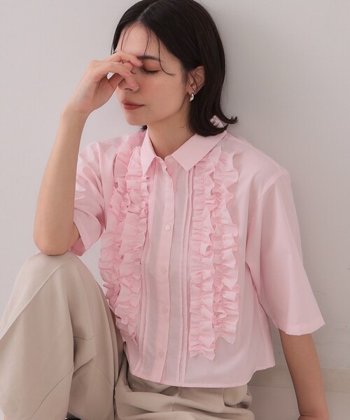 OPAQUE.CLIP(オペークドットクリップ)の「フリルショートシャツ【洗濯機洗い可】(シャツ/ブラウス・レディース・ブラック/ホワイト/ピンク・38/40/42)」の1枚目の写真