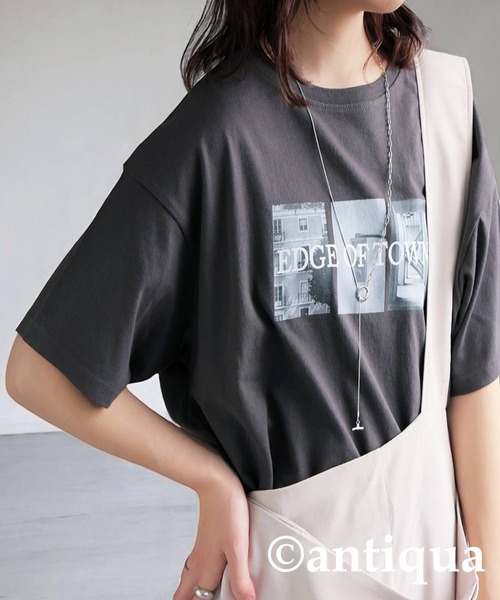 antiqua(アンティカ)の「ロゴプリントTシャツ(Tシャツ/カットソー・レディース・オートミール/ブラック/チャコールグレー・ONESIZE)」の1枚目の写真