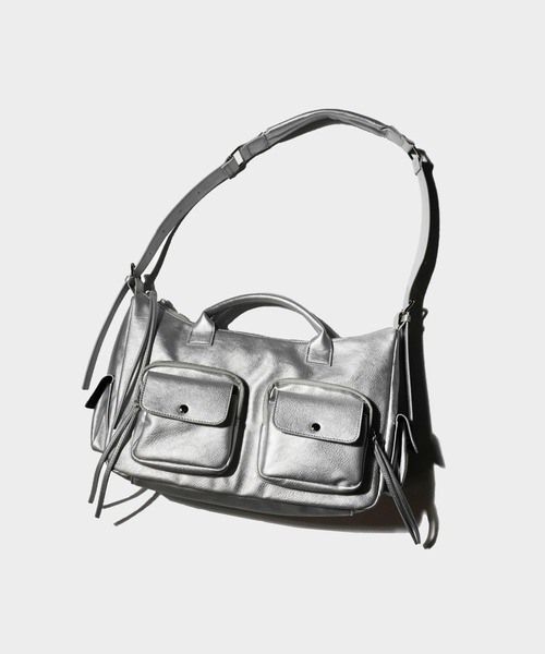 Camphor wood（カンファーウッド）の「faux leather multi pocket shoulder bag / フェイクレザーマルチポケットショルダーバッグ（ショルダーバッグ・メンズ・Black/シルバー・フリー）」の16枚目の写真