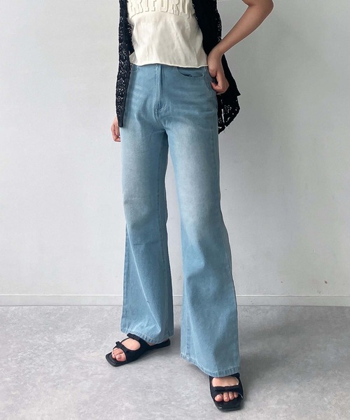 AS KNOW AS plus（アズノゥアズプラス）の「●スラリ見え フレアデニムパンツ（デニムパンツ・レディース・サックスブルー系/ブラック系/ブルー系・FREE）」の2枚目の写真