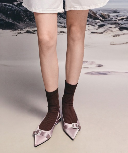 CHARLES & KEITH(チャールズ & キース)の「サテン クリスタルバックルスリングバックフラット(パンプス・レディース・スモークピンク/ブラック系その他2・22.5cm/23cm/23.5cm/24.5cm/25cm/25.5cm)」の2枚目の写真