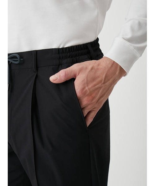 AOURE(アウール)の「CREPE WEAVE SETUP PANTS(スラックス・メンズ・ライトベージュ/ブラック・MEDIUM/LARGE/X-LARGE)」の14枚目の写真