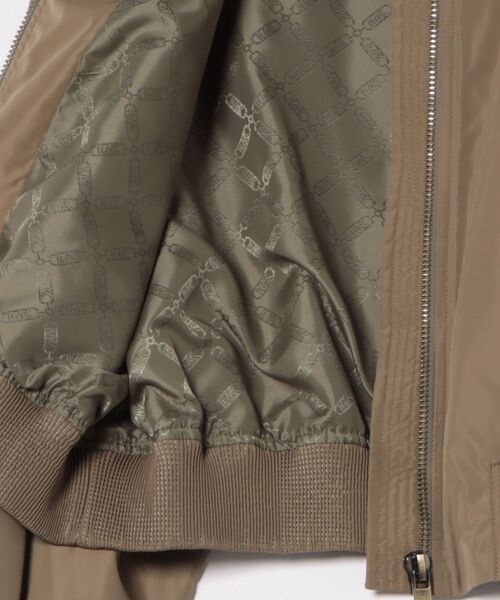 MICHAEL KORS（マイケルコース）の「クロップド ボンバージャケット（ブルゾン・レディース・サファリグリーン・S/M/XS）」の3枚目の写真