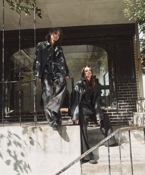 CASPER JOHN（キャスパージョン）の「Back pleats PU short trench coat/バックプリーツPUショートトレンチコート（トレンチコート・メンズ・ブラック/ブラック系・LARGE/MEDIUM/SMALL/X-SMALL）」の5枚目の写真