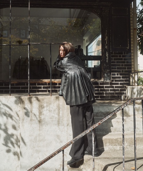 CASPER JOHN（キャスパージョン）の「Back pleats PU short trench coat/バックプリーツPUショートトレンチコート（トレンチコート・メンズ・ブラック/ブラック系・LARGE/MEDIUM/SMALL/X-SMALL）」の9枚目の写真