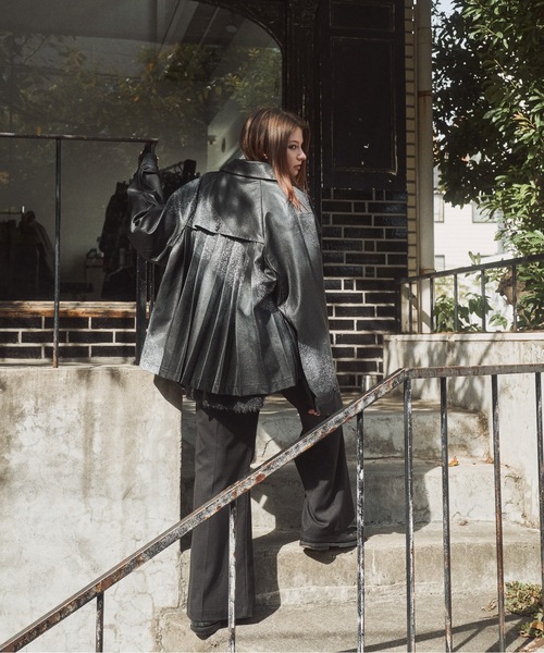 CASPER JOHN（キャスパージョン）の「Back pleats PU short trench coat/バックプリーツPUショートトレンチコート（トレンチコート・メンズ・ブラック/ブラック系・LARGE/MEDIUM/SMALL/X-SMALL）」の8枚目の写真