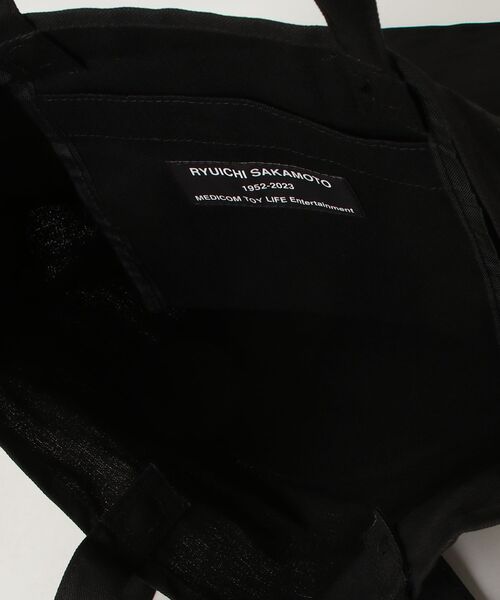 MEDICOM TOY（メディコムトイ）の「MLE 坂本龍一 「Merry Christmas Mr.Lawrence」 TOTE BAG（トートバッグ・メンズ・ブラック・FREE）」の5枚目の写真