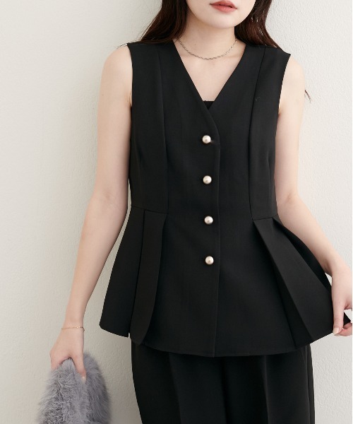 natural couture（ナチュラルクチュール）の「【WEB限定】金釦ペプラムベスト（ベスト・レディース・ブラウン/ベージュ/ブラック/オフホワイト・FREE）」の2枚目の写真