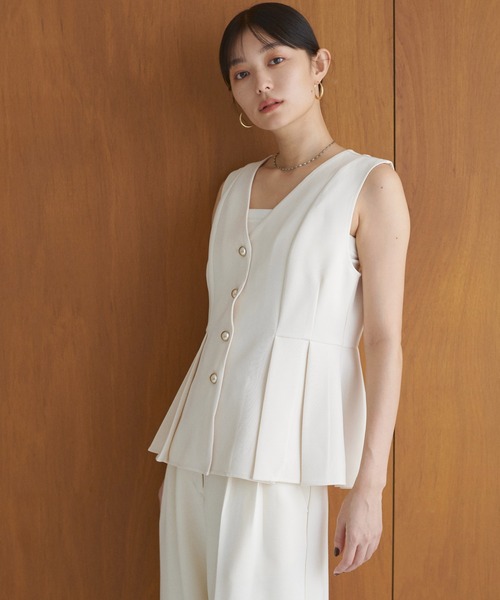 natural couture（ナチュラルクチュール）の「【WEB限定】金釦ペプラムベスト（ベスト・レディース・ブラウン/ベージュ/ブラック/オフホワイト・FREE）」の6枚目の写真