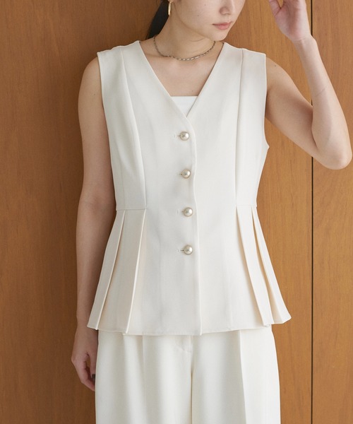 natural couture（ナチュラルクチュール）の「【WEB限定】金釦ペプラムベスト（ベスト・レディース・ブラウン/ベージュ/ブラック/オフホワイト・FREE）」の5枚目の写真