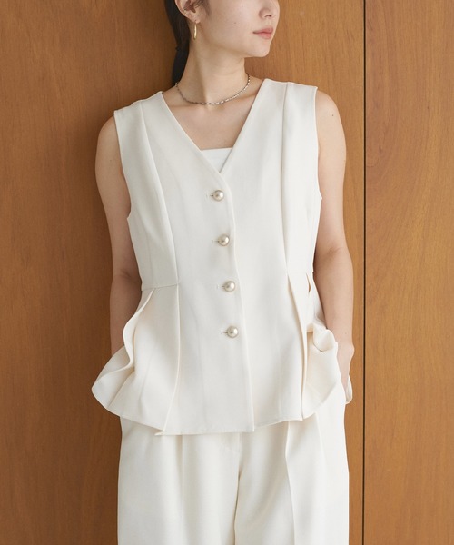 natural couture（ナチュラルクチュール）の「【WEB限定】金釦ペプラムベスト（ベスト・レディース・ブラウン/ベージュ/ブラック/オフホワイト・FREE）」の7枚目の写真