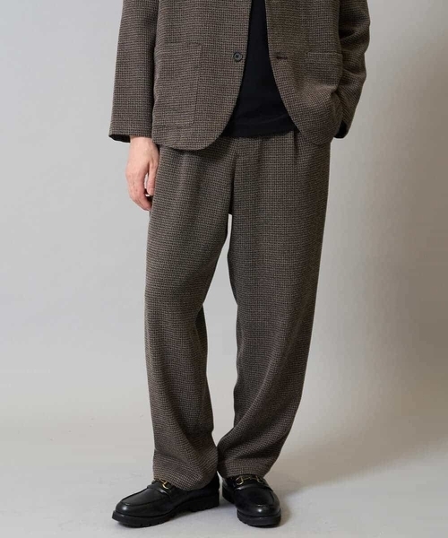 a.v.v(アーヴェヴェ)の「【イージーケア/シワになりにくい】ツイードストレッチワンタックワイドイージースラックス【洗濯機で洗える】(その他パンツ・メンズ・ブラウン・48/50/46)」の1枚目の写真