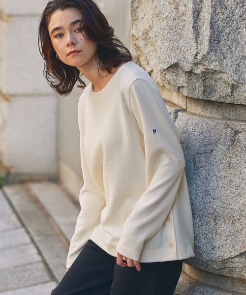 AIGLE（エーグル）の「サイドスリットボタン クルーネックフリースプルオーバー（スウェット・レディース・オフホワイト/ダークネイビー/レッド系その他・36/38/40）」の2枚目の写真