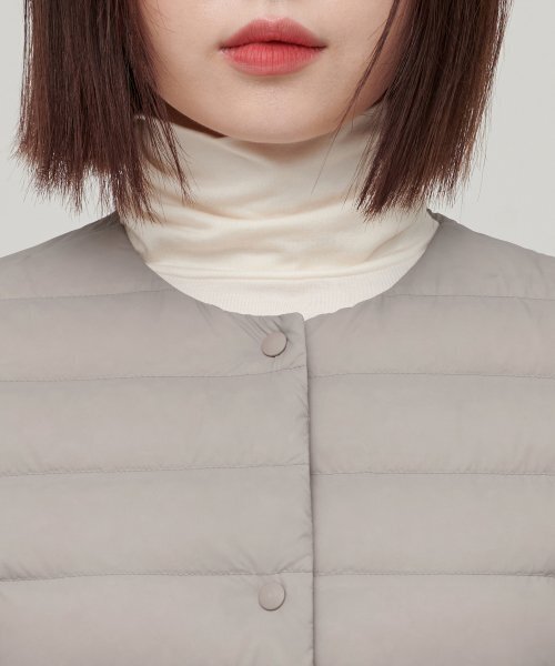 MUSINSA STANDARD WOMAN(ムシンサスタンダードウーマン)の「レディーストランスフォームラウンドネックライトダウンジャケット【ライトベージュ】(その他アウター・レディース・その他・SMALL/MEDIUM/LARGE/X-SMALL)」の5枚目の写真