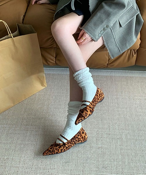shoes365(シューズスリーシックスファイヴ)の「ストラップデザインポインテッドトゥフラットシューズ(パンプス・レディース・ブラック/ブラウン/レオパード/レッド・23.0cm/23.5cm/24.0cm/24.5cm/25.0cm)」の4枚目の写真