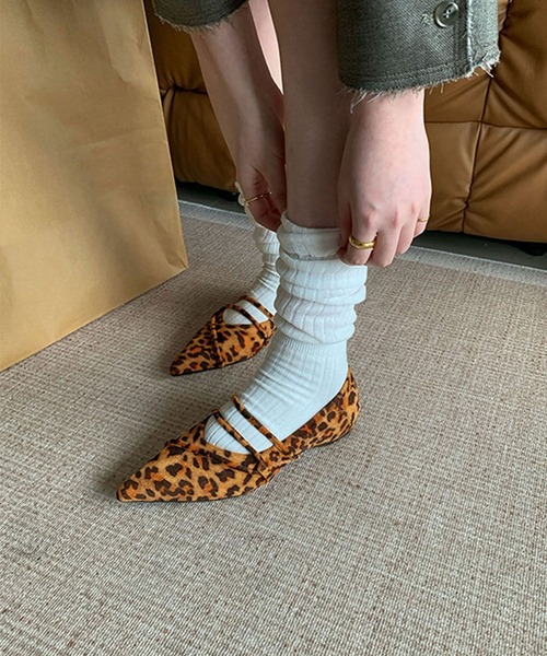 shoes365(シューズスリーシックスファイヴ)の「ストラップデザインポインテッドトゥフラットシューズ(パンプス・レディース・ブラック/ブラウン/レオパード/レッド・23.0cm/23.5cm/24.0cm/24.5cm/25.0cm)」の6枚目の写真