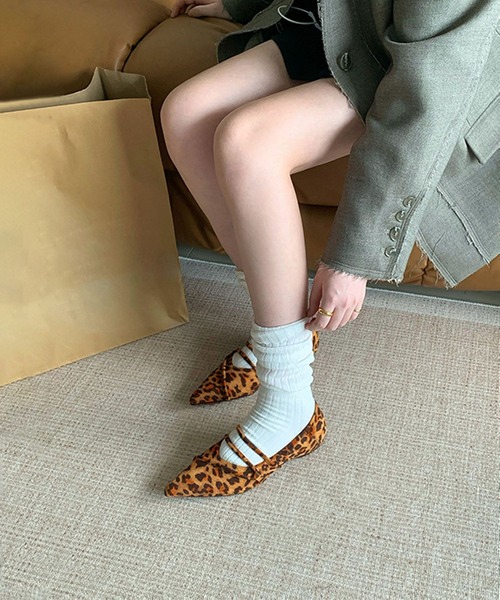 shoes365(シューズスリーシックスファイヴ)の「ストラップデザインポインテッドトゥフラットシューズ(パンプス・レディース・ブラック/ブラウン/レオパード/レッド・23.0cm/23.5cm/24.0cm/24.5cm/25.0cm)」の5枚目の写真