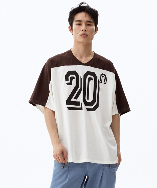 HYII(ハイトゥ)の「ユニセックスナンバープリントVネックオーバーサイズTシャツブラウン(Tシャツ/カットソー・メンズ・その他・SMALL/MEDIUM/LARGE)」の1枚目の写真