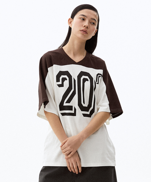 HYII(ハイトゥ)の「ユニセックスナンバープリントVネックオーバーサイズTシャツブラウン(Tシャツ/カットソー・メンズ・その他・SMALL/MEDIUM/LARGE)」の2枚目の写真