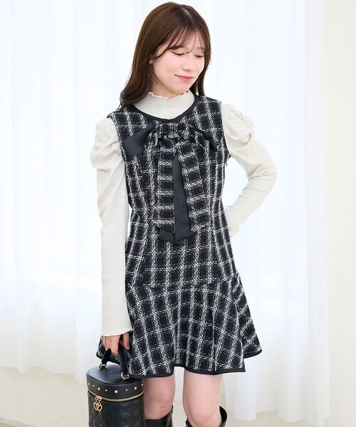 MAJESTIC LEGON(マジェスティックレゴン)の「リボンブローチセットツイードワンピ(ワンピース・レディース・ホワイト系その他2/ブラック系その他・MEDIUM)」の1枚目の写真