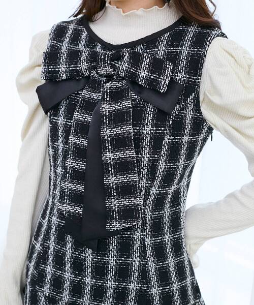 MAJESTIC LEGON(マジェスティックレゴン)の「リボンブローチセットツイードワンピ(ワンピース・レディース・ホワイト系その他2/ブラック系その他・MEDIUM)」の5枚目の写真