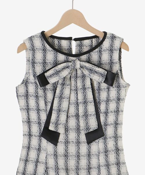 MAJESTIC LEGON(マジェスティックレゴン)の「リボンブローチセットツイードワンピ(ワンピース・レディース・ホワイト系その他2/ブラック系その他・MEDIUM)」の11枚目の写真