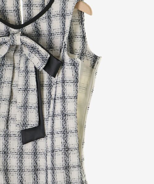 MAJESTIC LEGON(マジェスティックレゴン)の「リボンブローチセットツイードワンピ(ワンピース・レディース・ホワイト系その他2/ブラック系その他・MEDIUM)」の16枚目の写真
